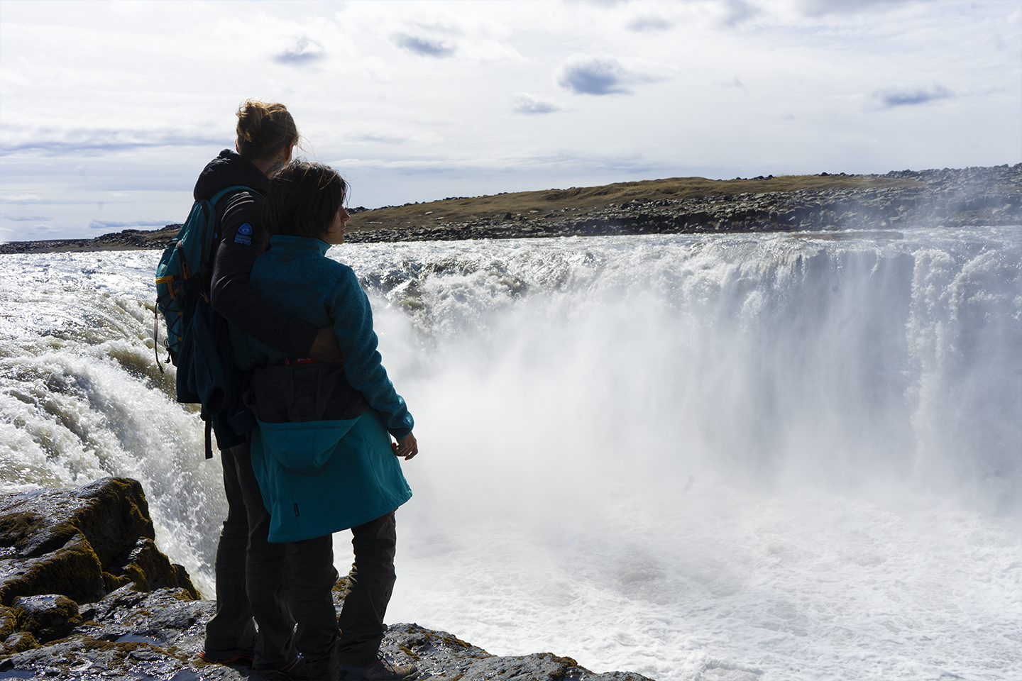 Un couple en haut des chutes de Dettifoss